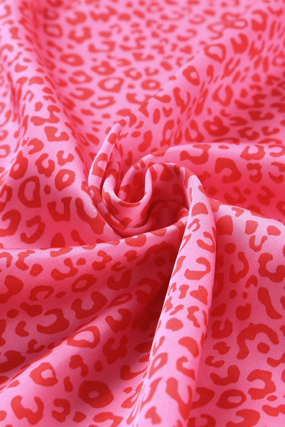 Top oversize con scollo a V a mezza manica e stampa leopardata rosa