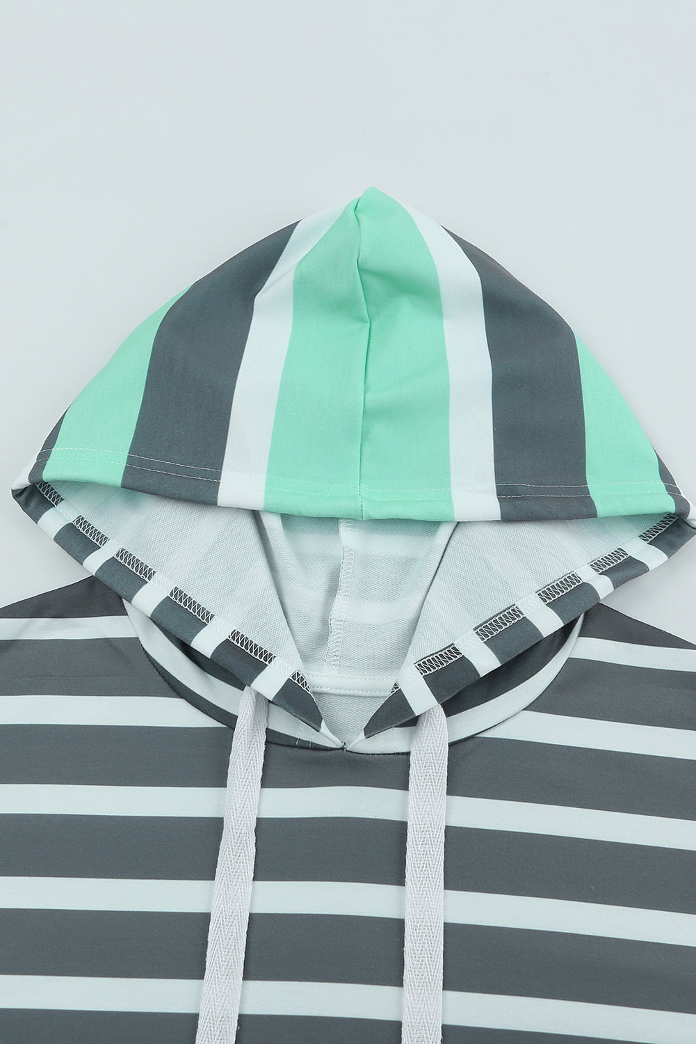 Pulover s kapuco z zelenimi črtami in vrvicami