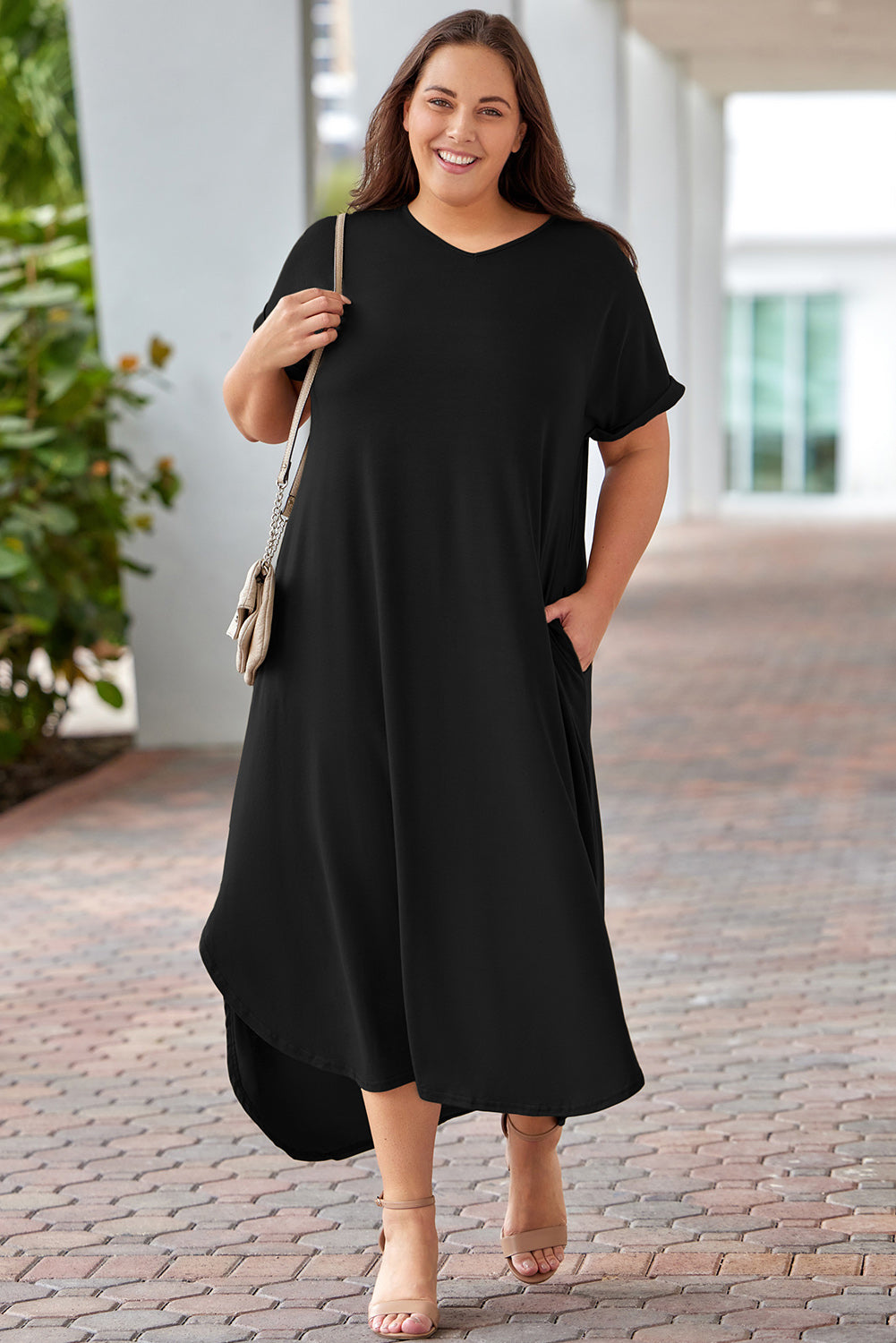 Crna maksi haljina s rolanim manžetama veličine V izreza