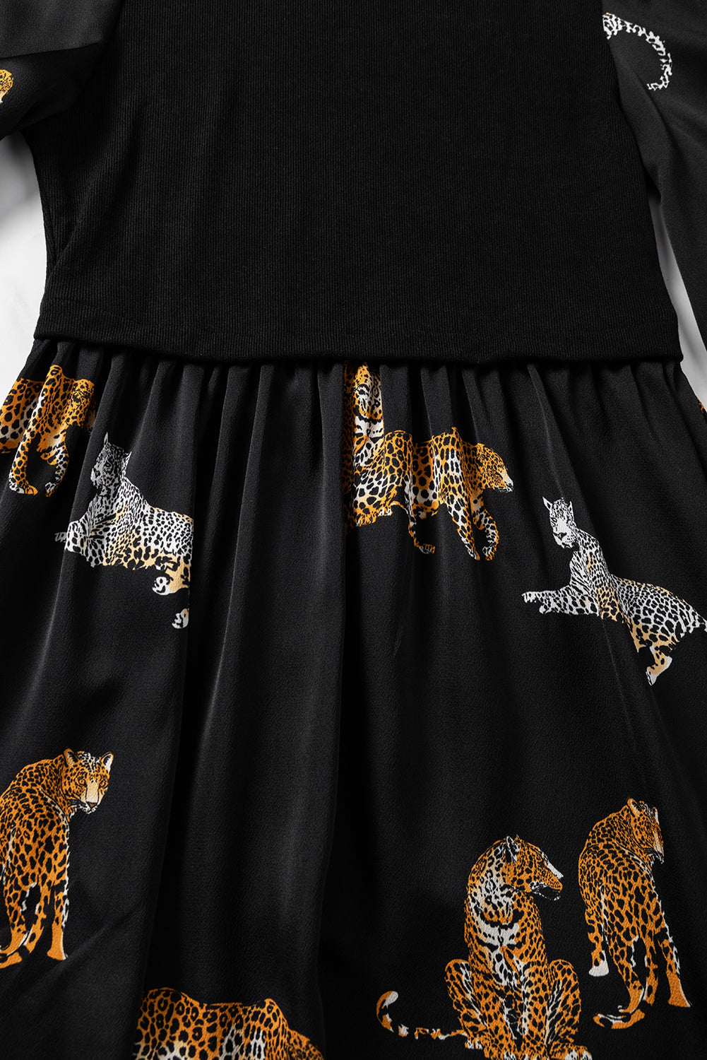 Robe trapèze noire à manches longues et imprimé léopard vif