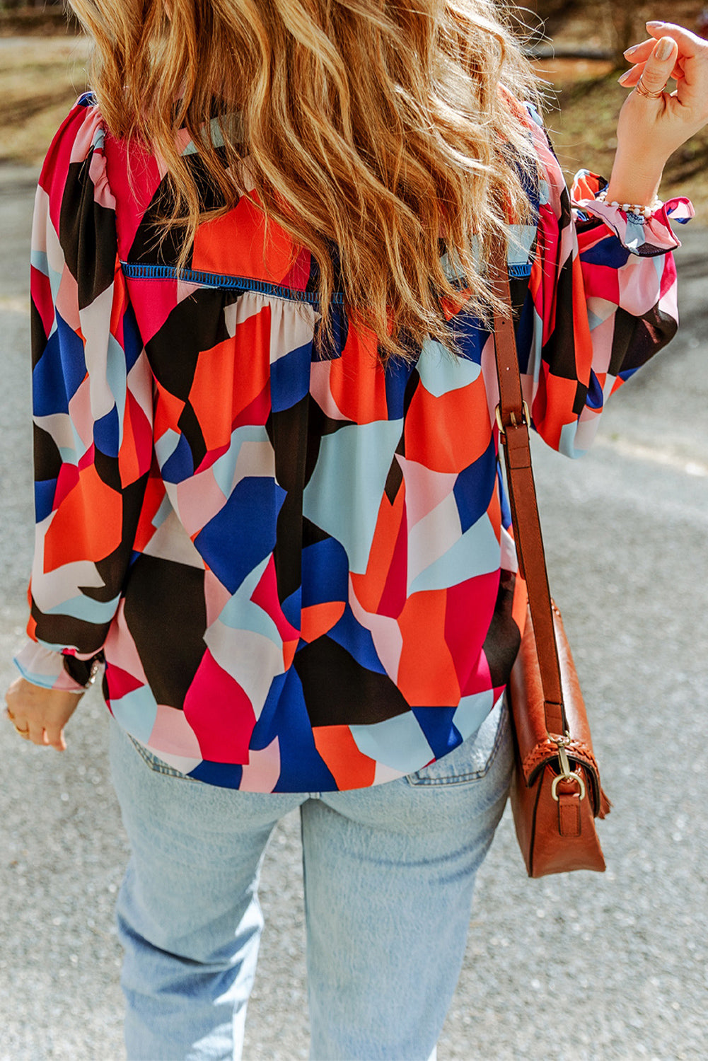 Bluza z napihnjenimi rokavi z abstraktnim vzorcem in okroglim izrezom