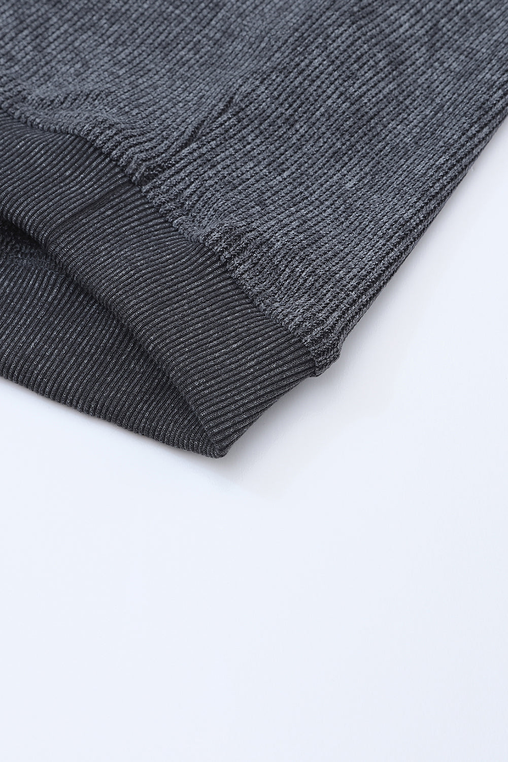 Črn enobarven rebrast pulover z okroglim izrezom