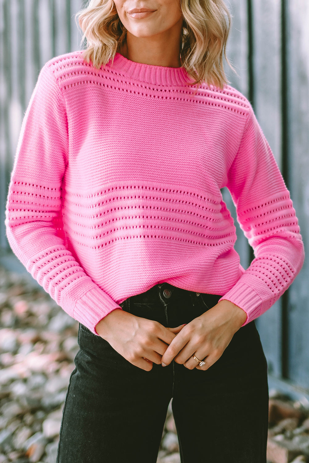 Pull à col montant en tricot torsadé de couleur unie rose avec œillets