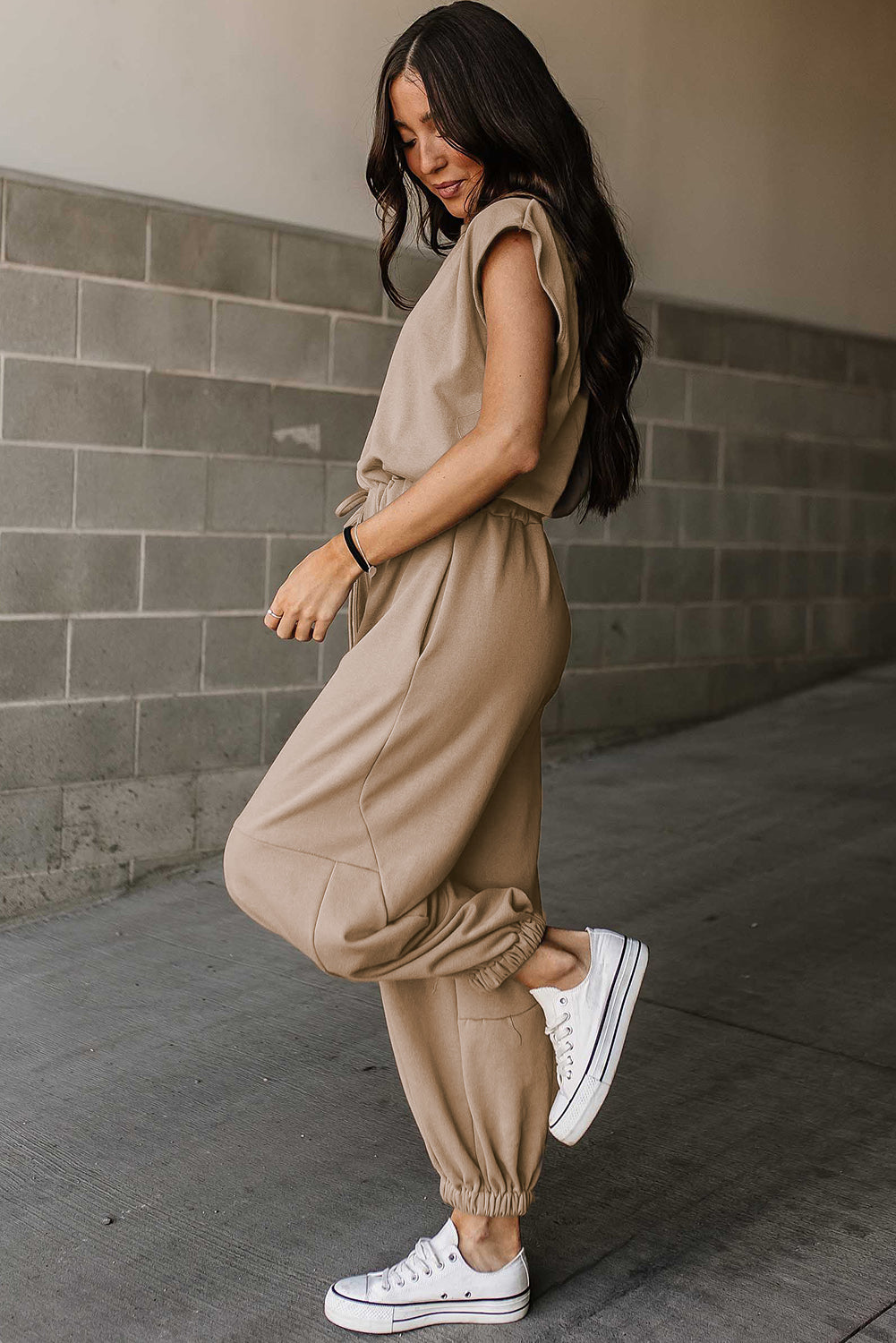 Leichter französischer Beige-Jogger-Jumpsuit mit Flügelärmeln, offenem Rücken und Kordelzug