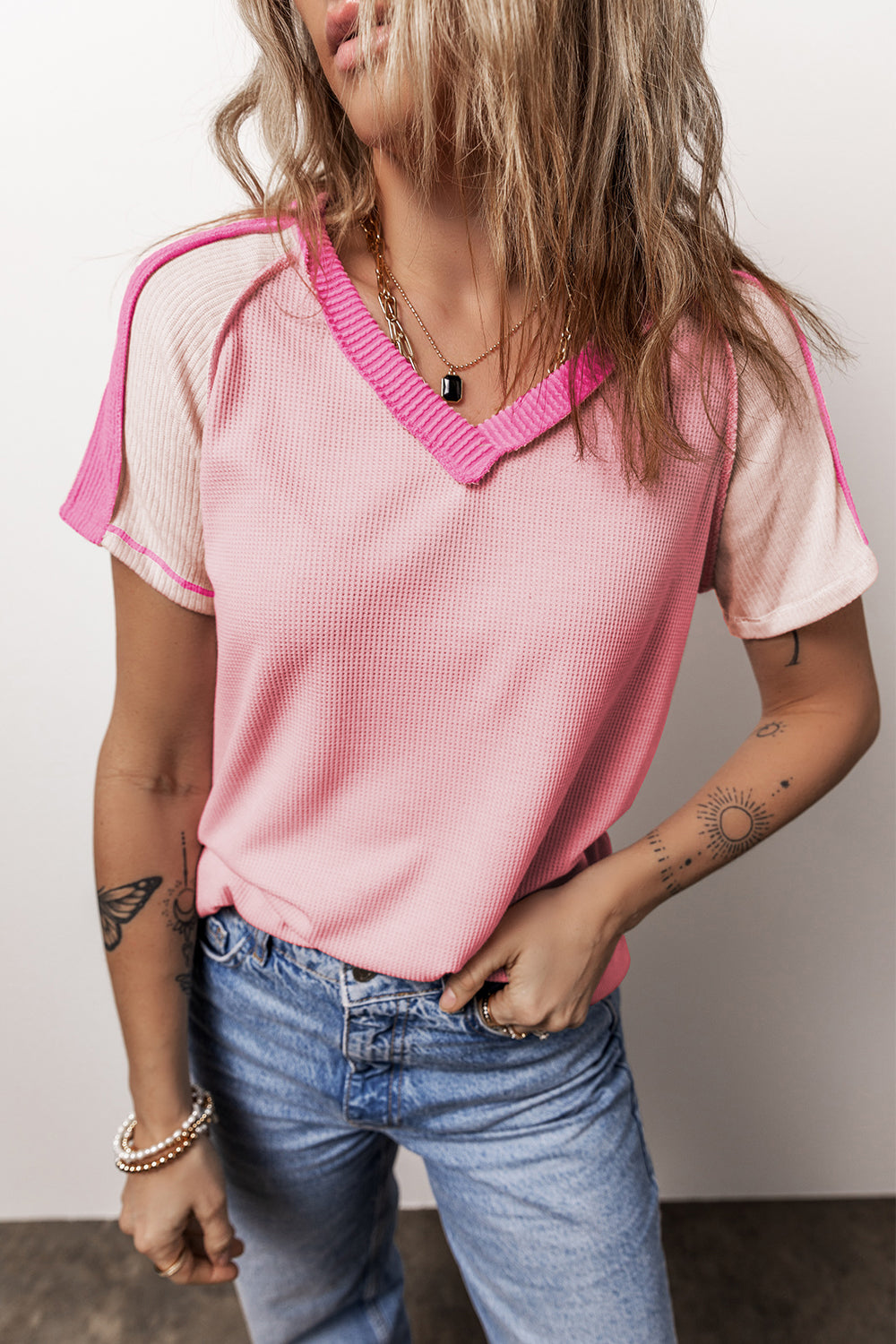 Rožnata pletena majica s kratkimi rokavi z izpostavljenimi šivi v barvnem bloku z V izrezom