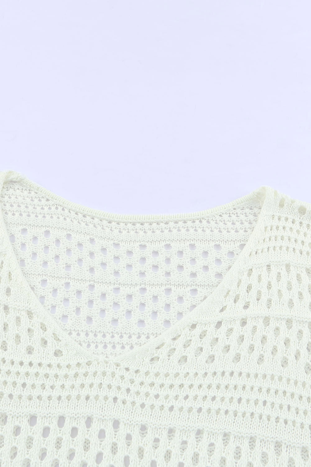 Bijeli izdubljeni heklani pulover s V izrezom