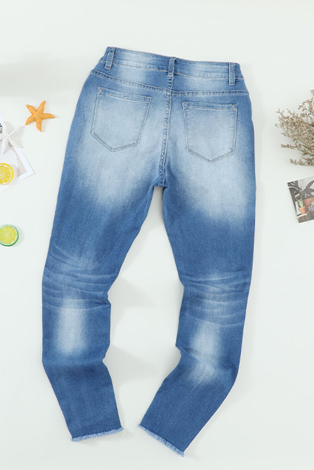 Jeans sbiaditi a vita media alta con fori
