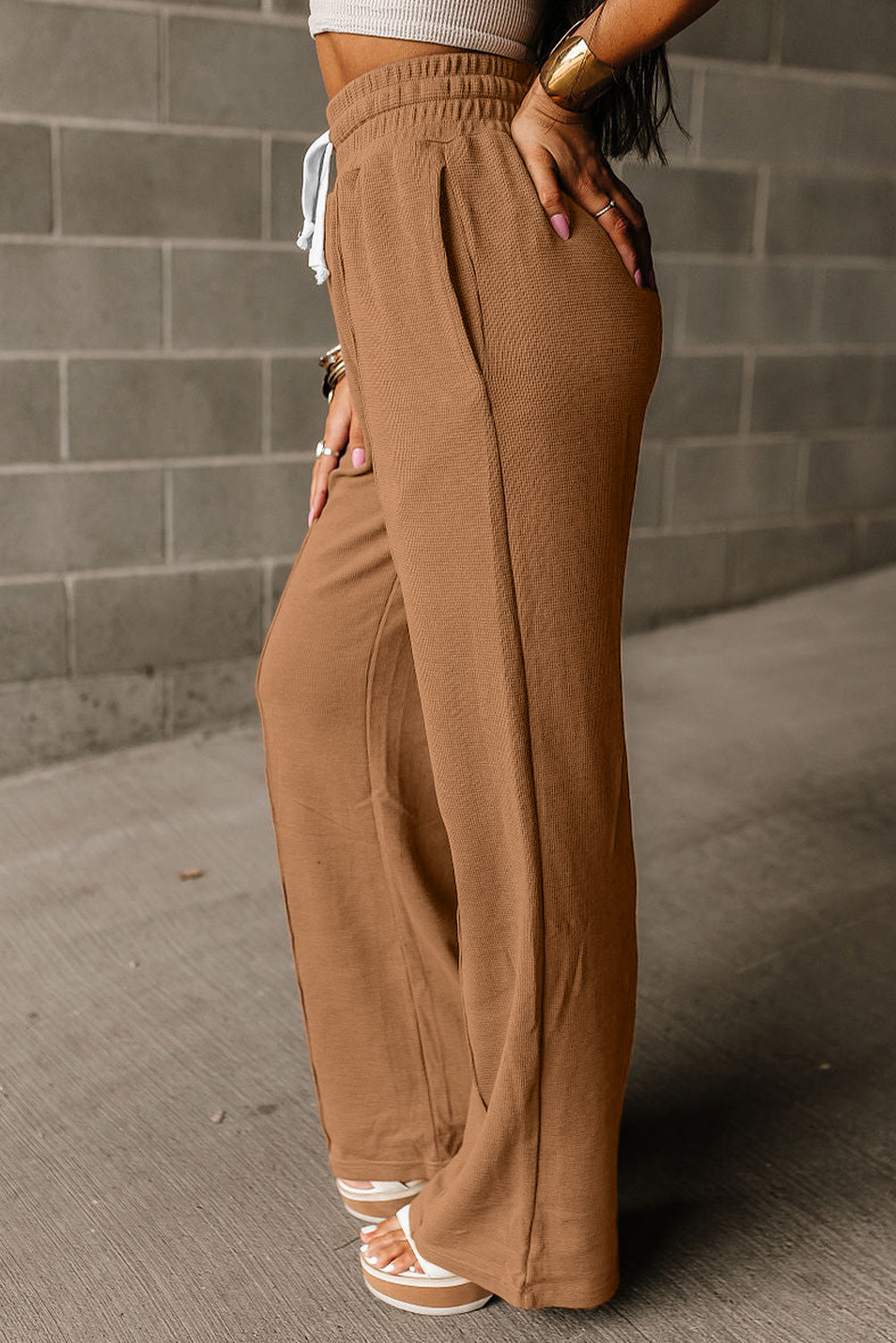 Pantalon marron en tricot gaufré à taille haute et jambe large avec cordon de serrage