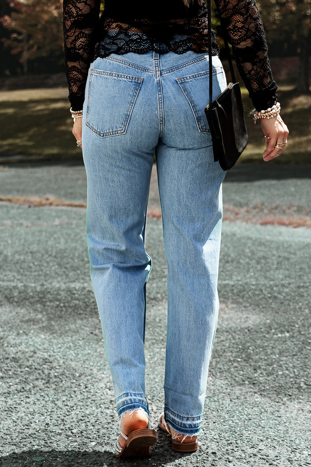 Hellblaue Distressed-Jeans mit geschlitztem Bein und ungesäumten Kanten