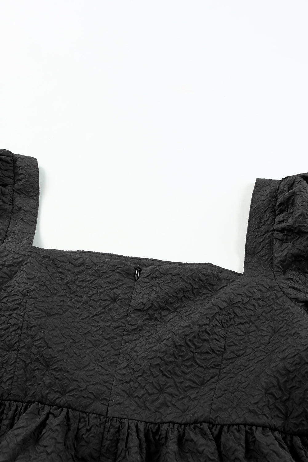 Crna bluza s peplumom i puf rukavima četvrtastog izreza