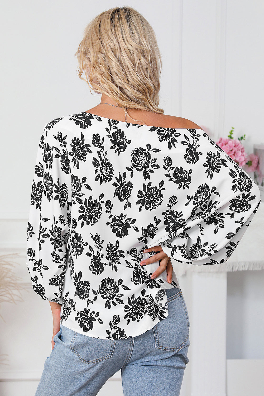 Bijela bluza hladnog kroja s cvjetnim uzorkom na ramena