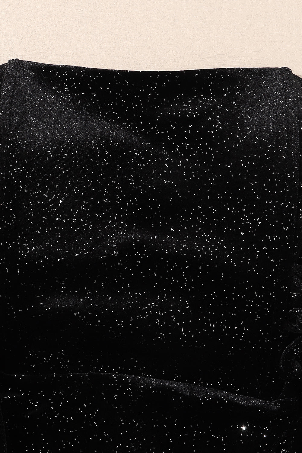 Črna žametna mini obleka z bleščicami in cevjo