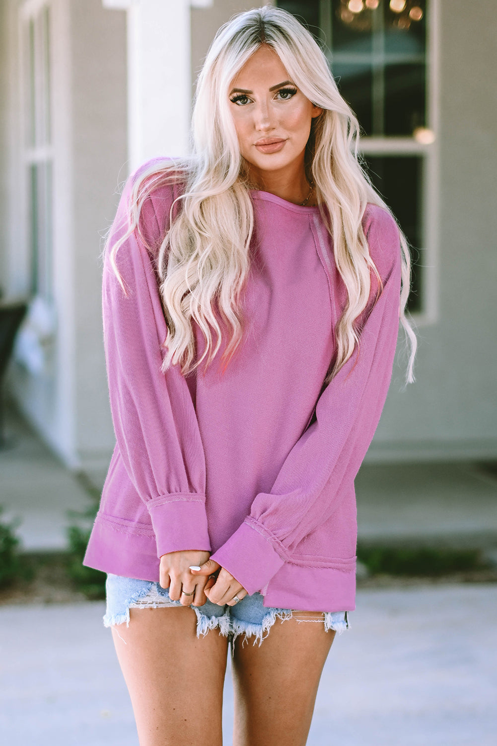 Roza pulover iz frotira z izpostavljenimi šivi in ​​okroglim izrezom