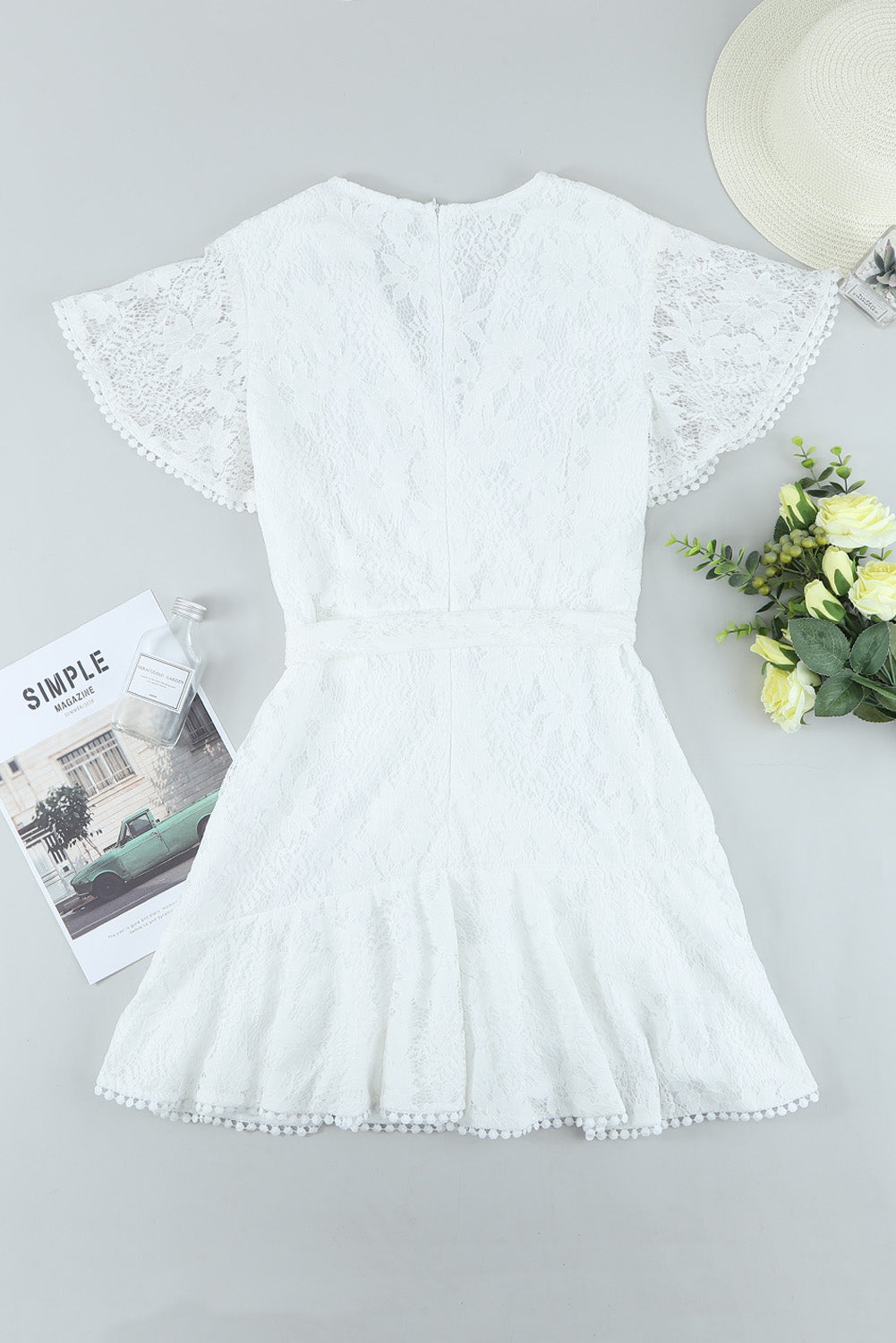 Weißes, kurzes Wickelkleid mit V-Ausschnitt und floraler Spitze mit flatternden Ärmeln