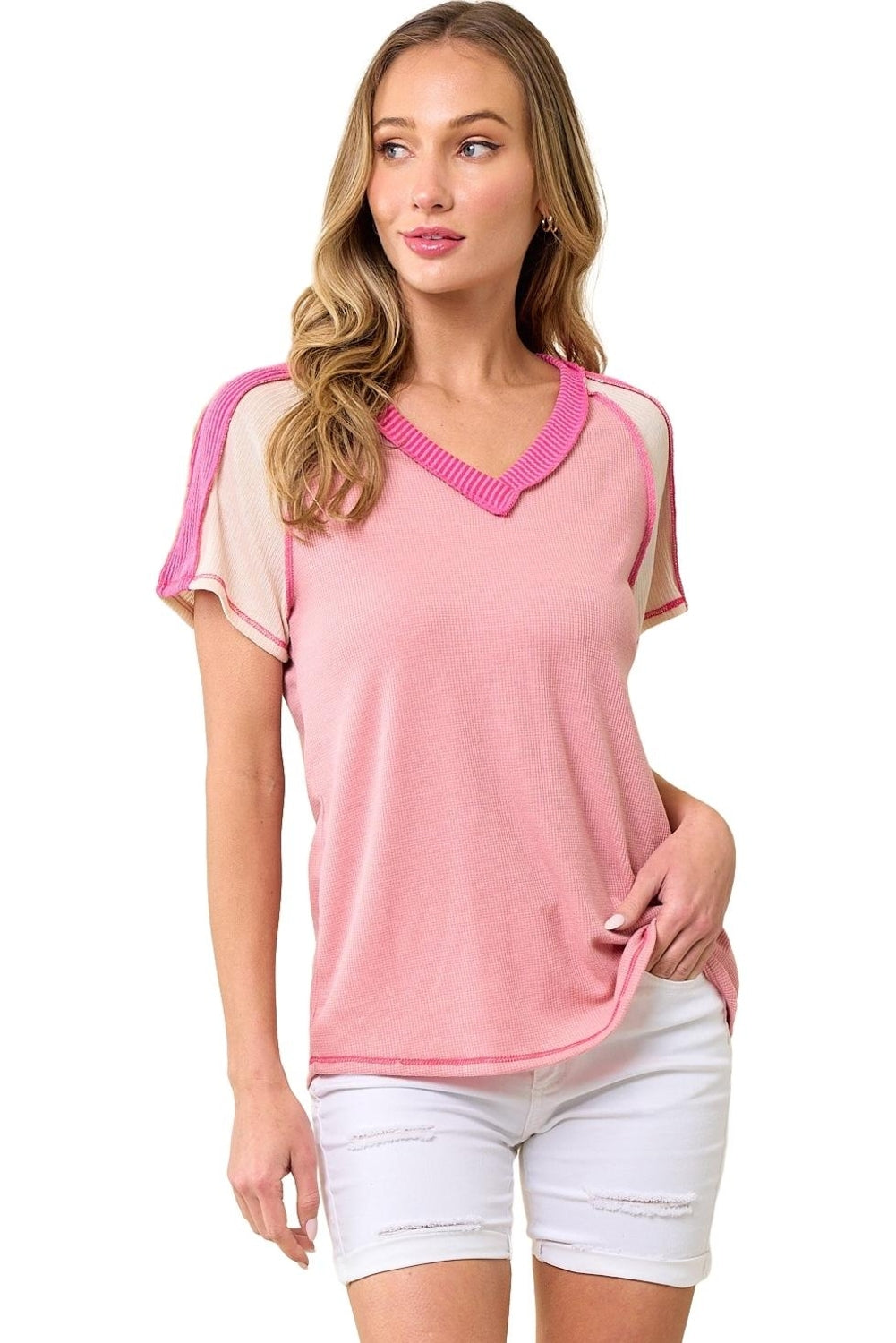T-shirt rosa con scollo a V lavorata a blocchi di colore con cuciture a vista