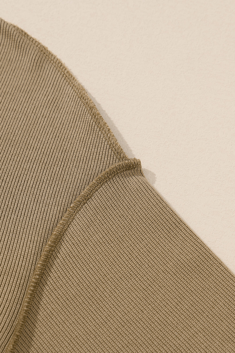 Khakifarbenes, langärmliges Top-Shorts-Set mit sichtbaren Nähten und Struktur