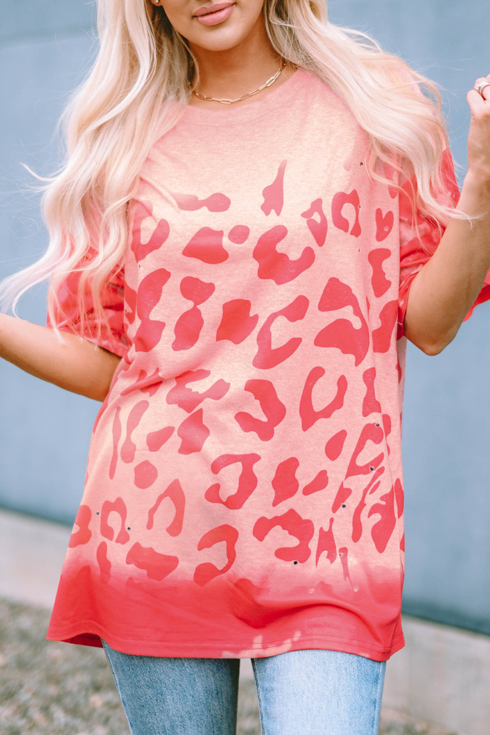 Rosafarbenes, gebleichtes Boyfriend-T-Shirt mit Leopardenmuster und Löchern