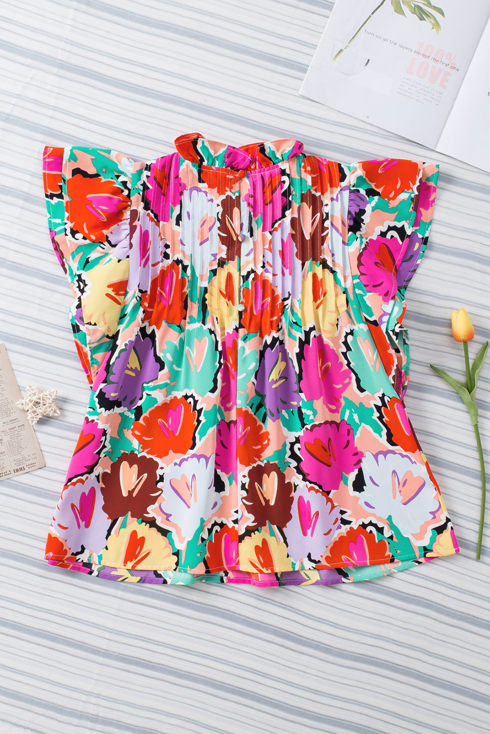 Višebojna plisirana bluza s abstraktnim cvjetnim printom i ovratnikom
