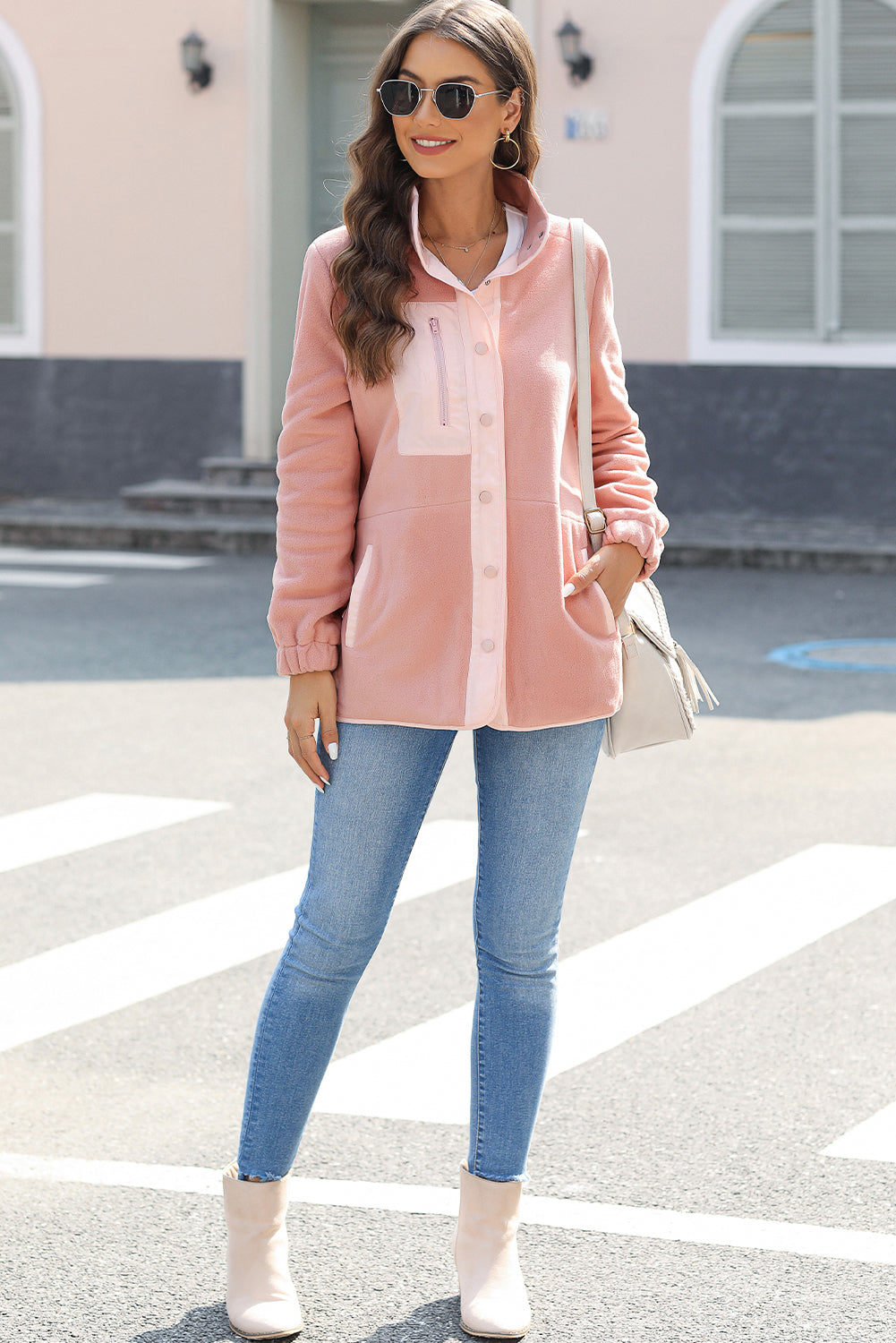 Pink Sherpa jakna s džepovima s kontrastnim obrubom