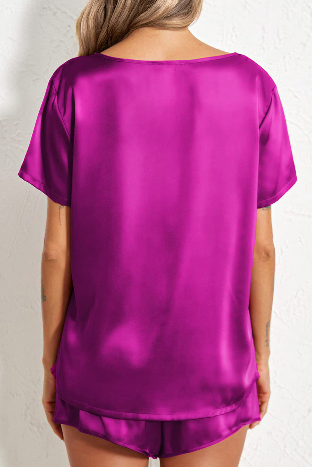 Ensemble t-shirt à col en V en satin rose vif et short à cordon de serrage