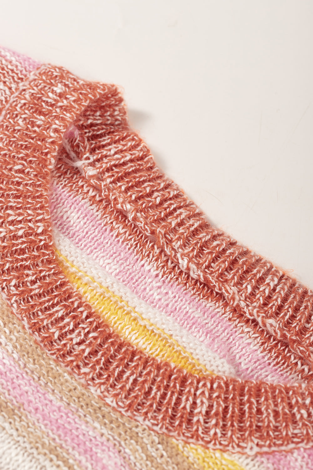 Maglione con spalle scese in maglia a righe multicolor