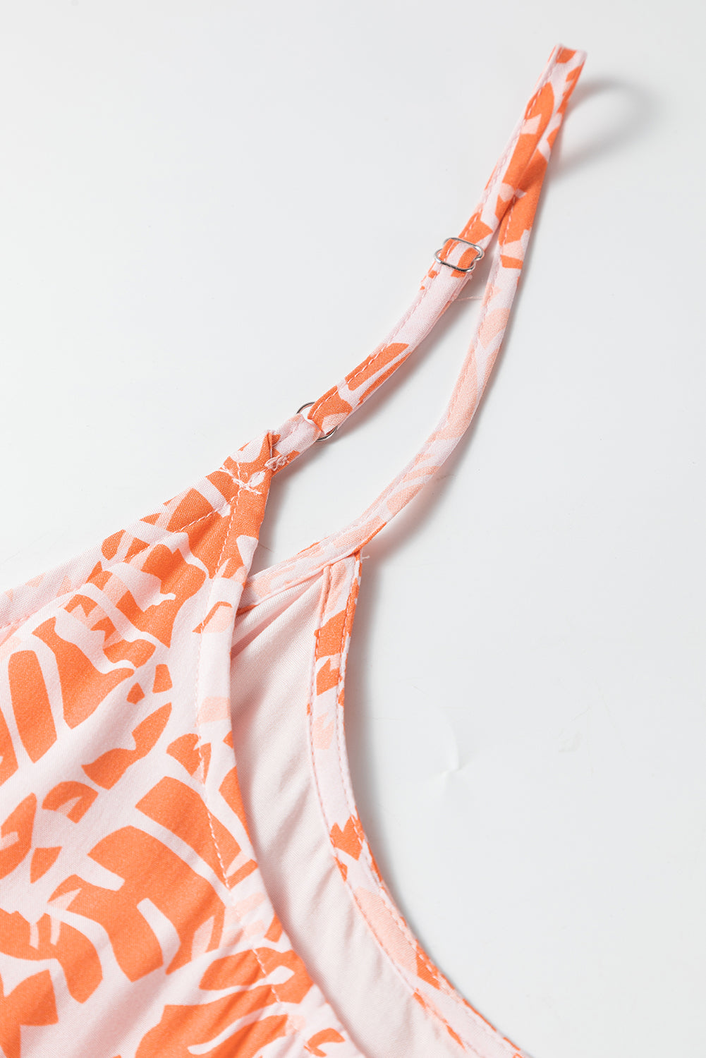 Oranžna večplastna obleka brez hrbta z abstraktnim potiskom in naramnicami