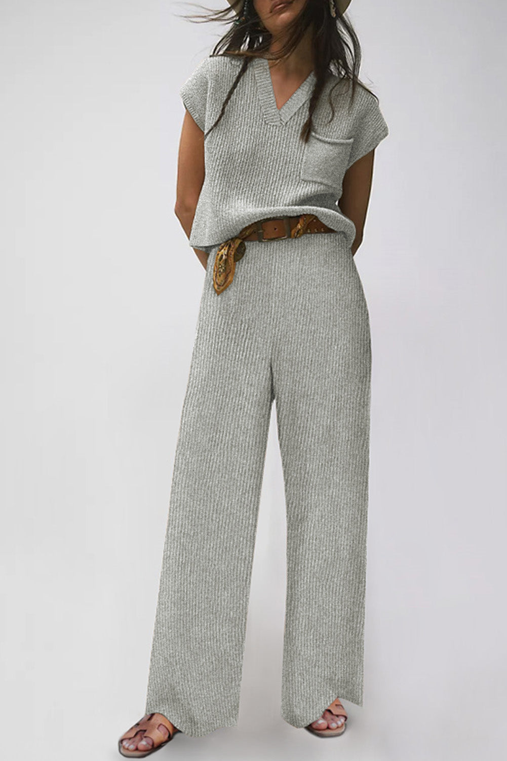 Ensemble pull gris tricoté à col en V et pantalon décontracté