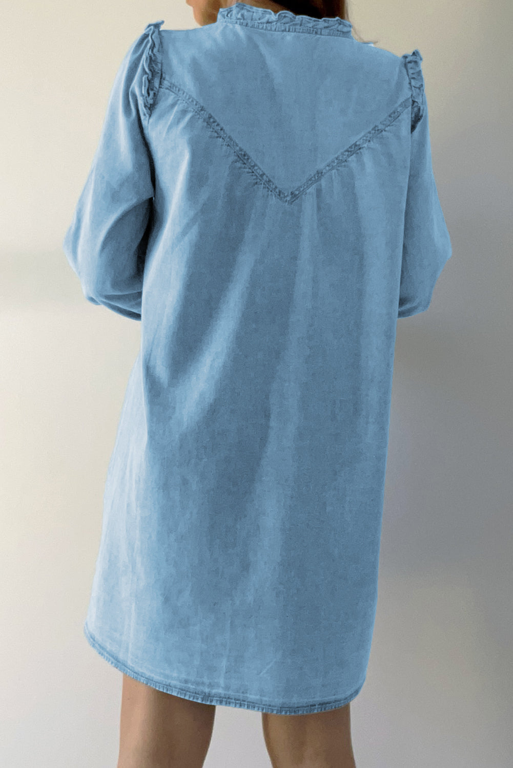 Obleka iz džinsa Myosotis z naboranimi v-izrezi in gumbi