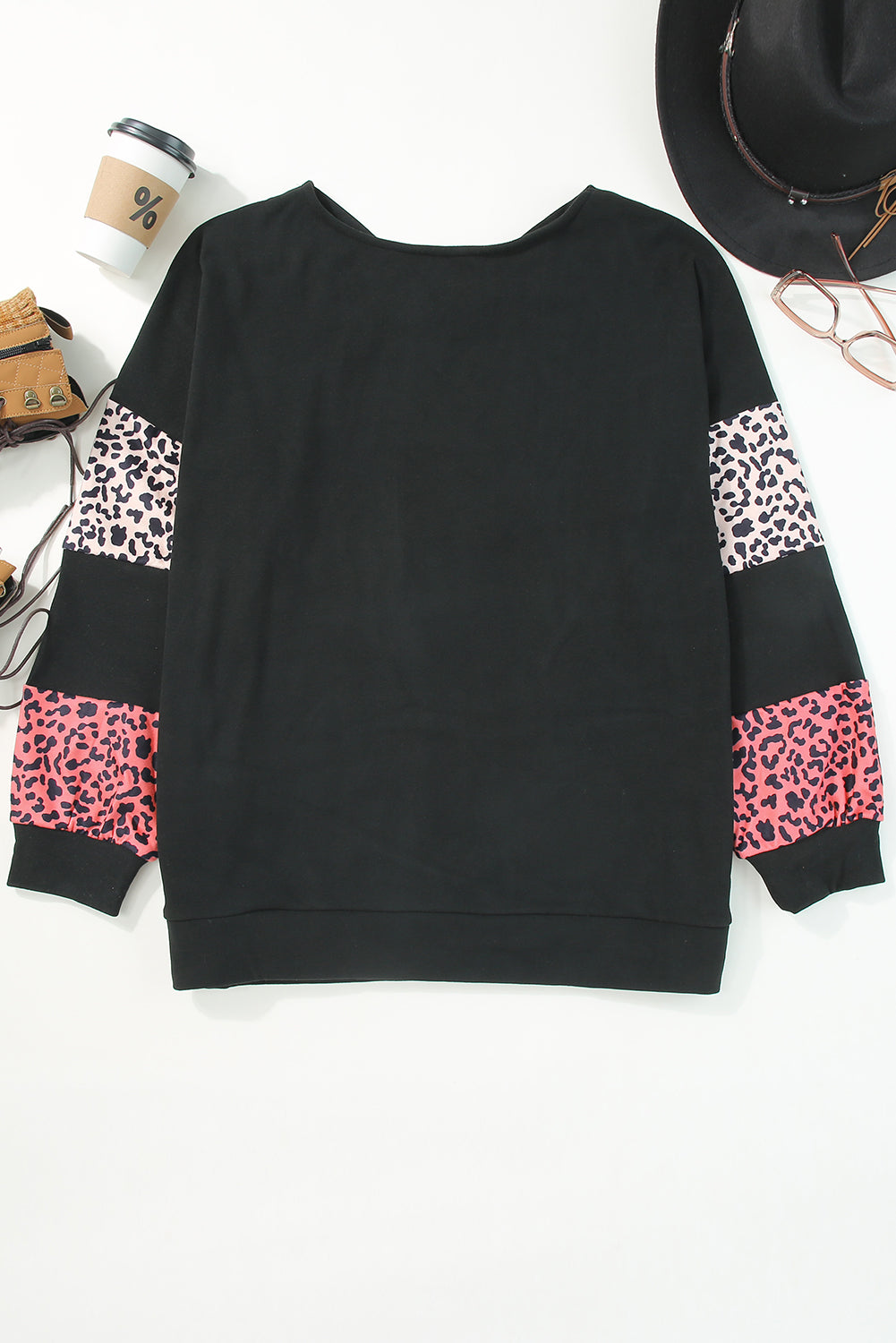 Crna majica s ovratnikom s remenčićima i patchworkom u obliku leoparda