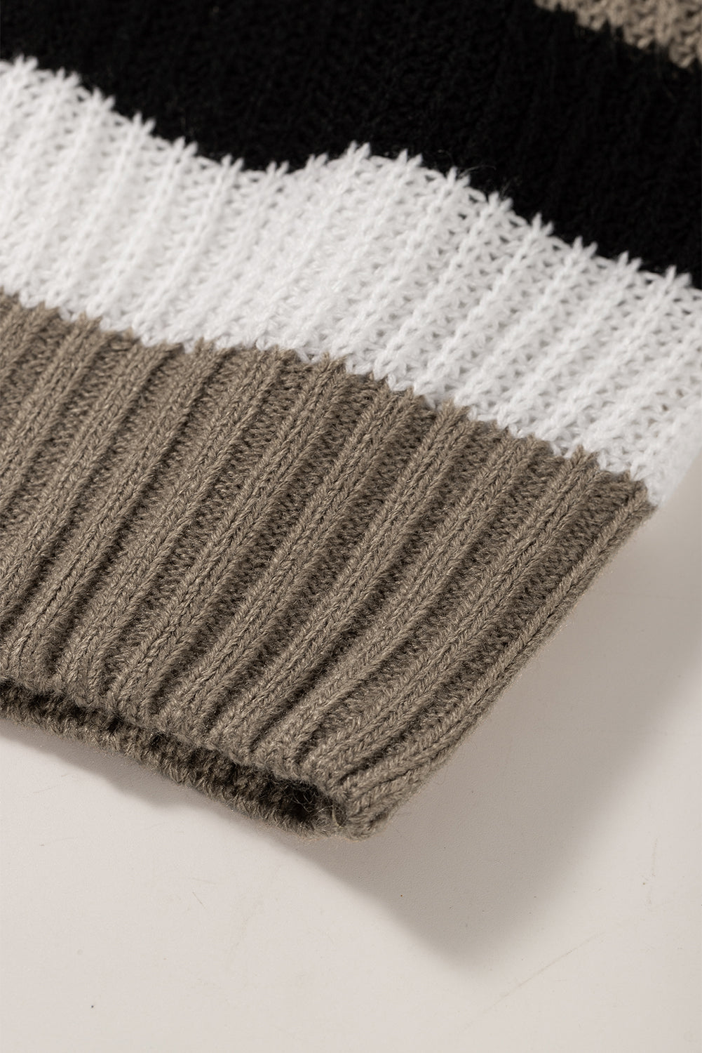 Pleten pulover s sivim črtastim vzorcem Colorblock