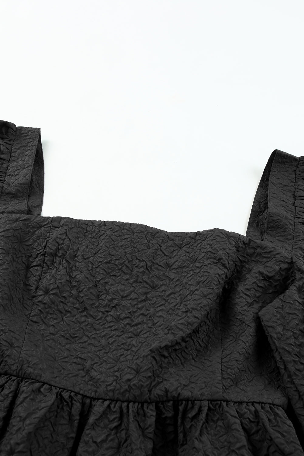 Schwarze, strukturierte Bluse mit eckigem Ausschnitt, Puffärmeln und Schößchen