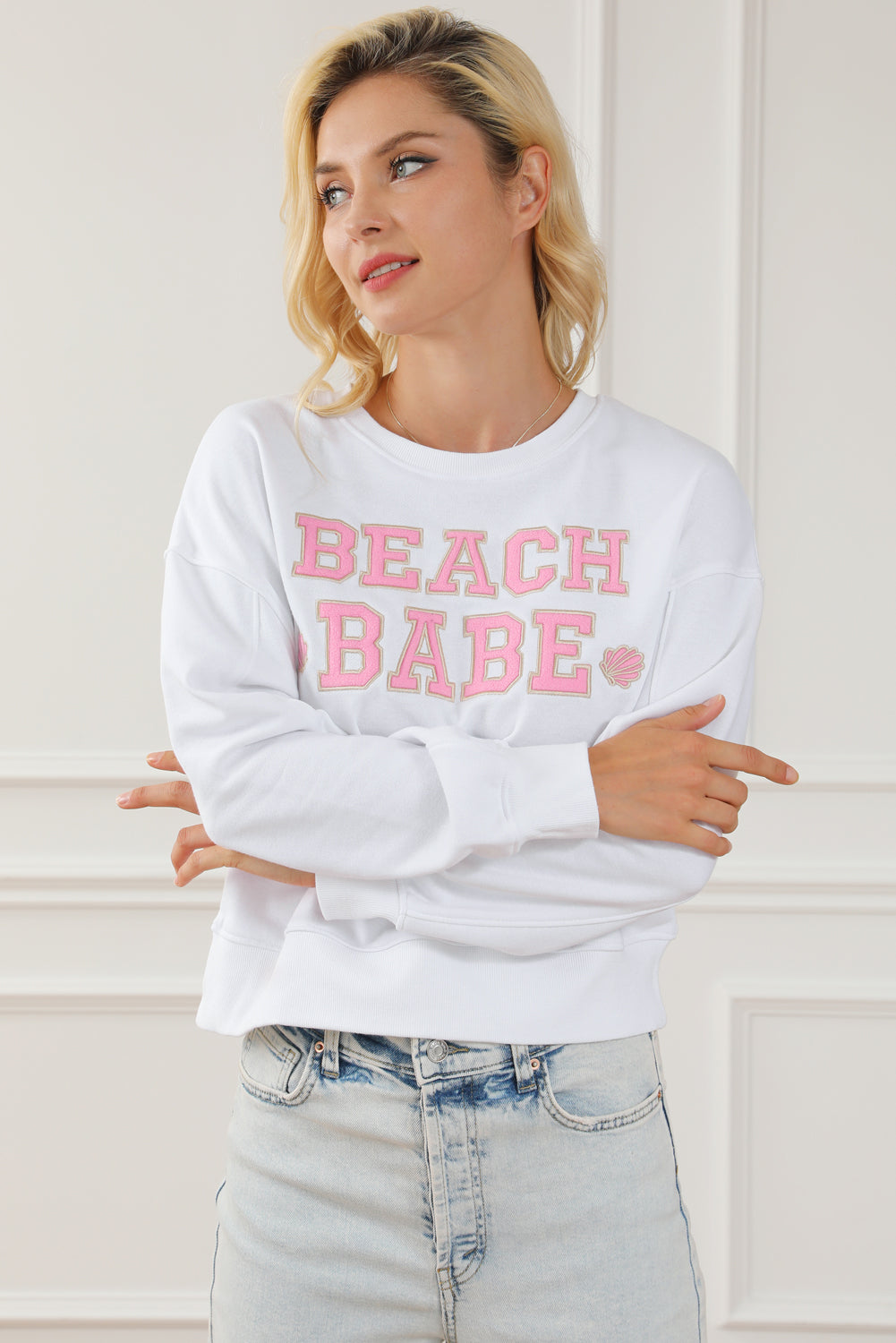 Bela pulover za prosti čas s sloganom BEACH BABE