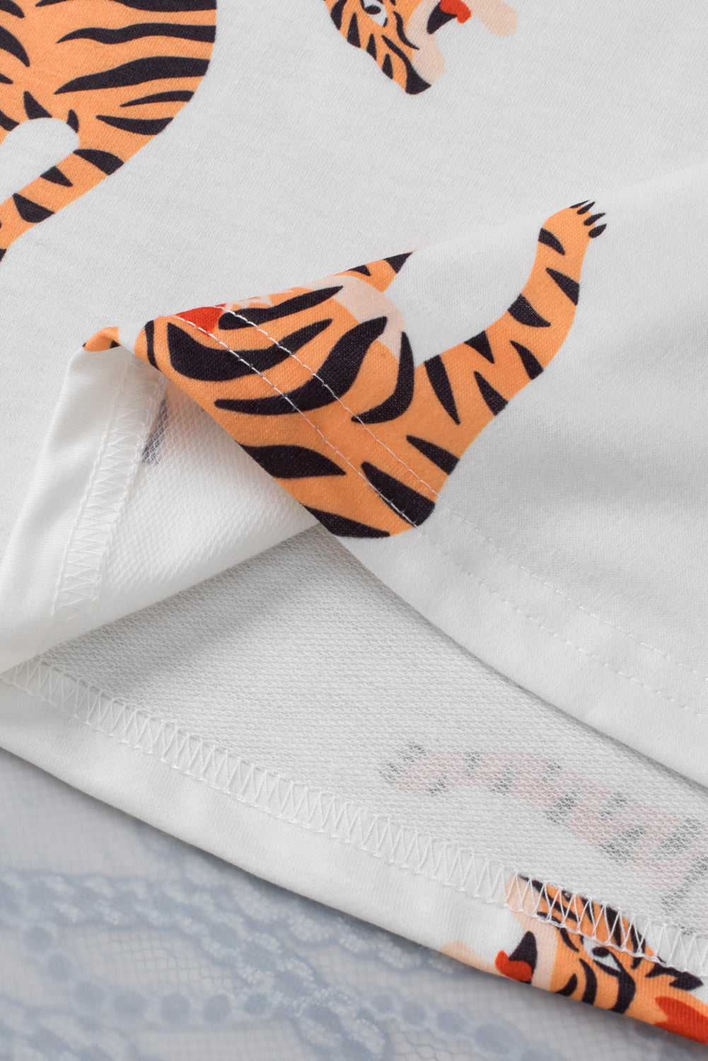 Weiße Bluse mit flatternden Ärmeln und Rundhalsausschnitt mit Tigermuster