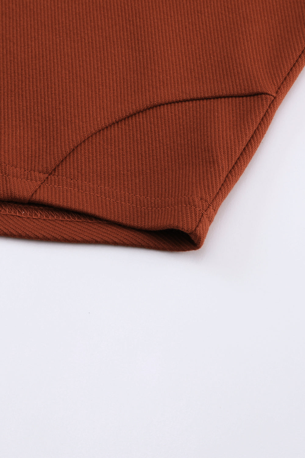 Rjava majica Henley z izpostavljenimi šivi in ​​spuščenimi rameni