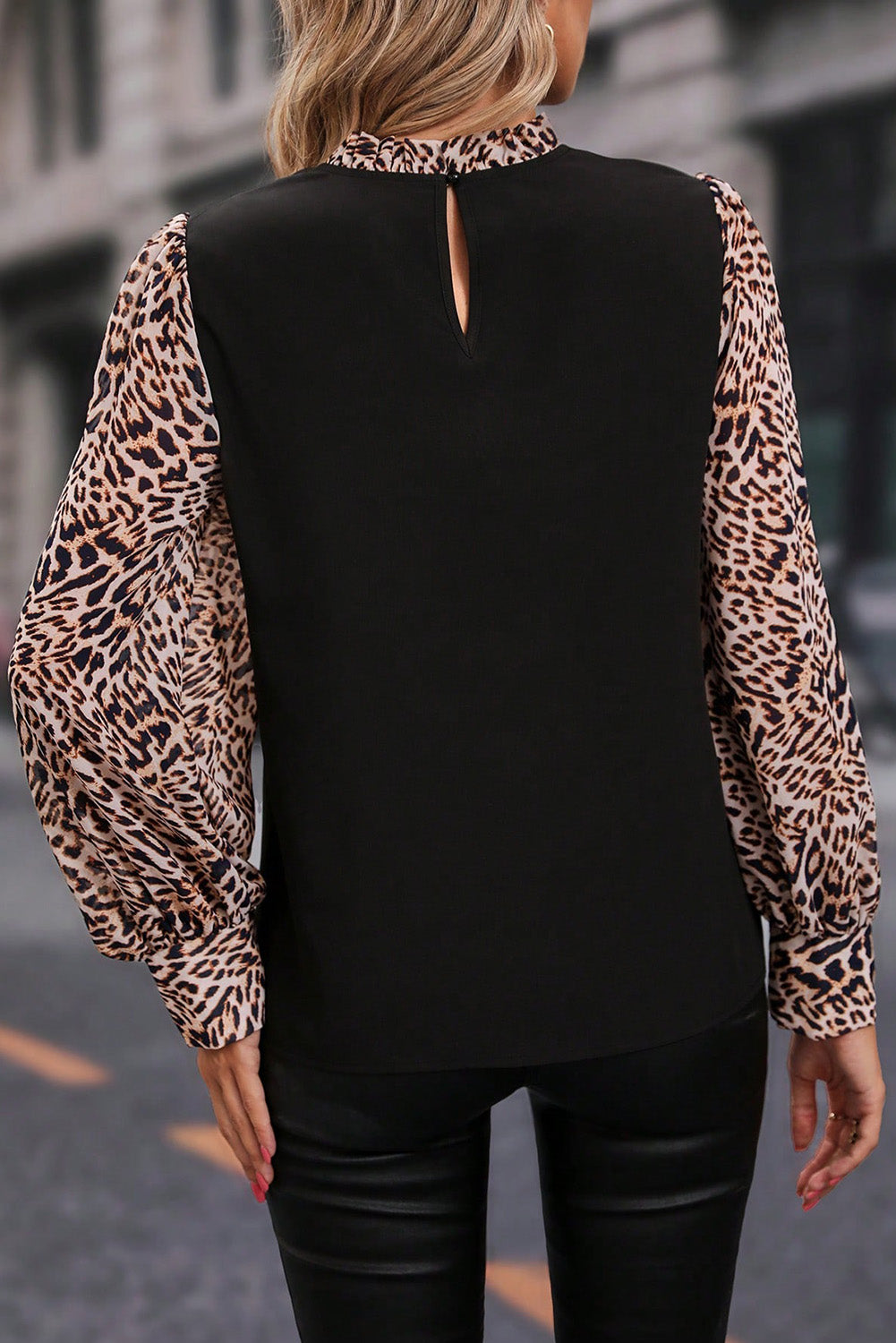 Schwarze Bluse mit Laternenärmeln und kontrastierendem Leopardenmuster