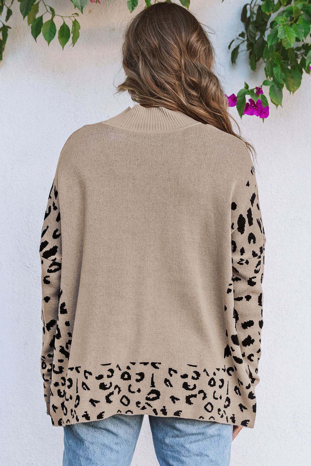 Khakifarbener, hochgeschlossener, seitlich geschlitzter Pullover mit Leopardenmuster