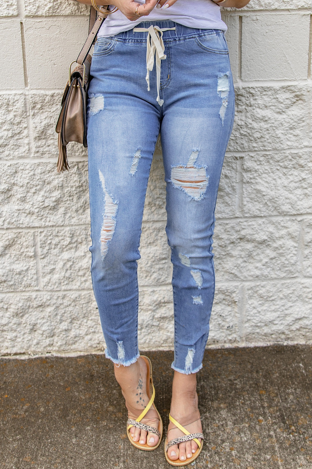 Himmelblaue, zerrissene Jeans mit Kordelzug und elastischem Bund
