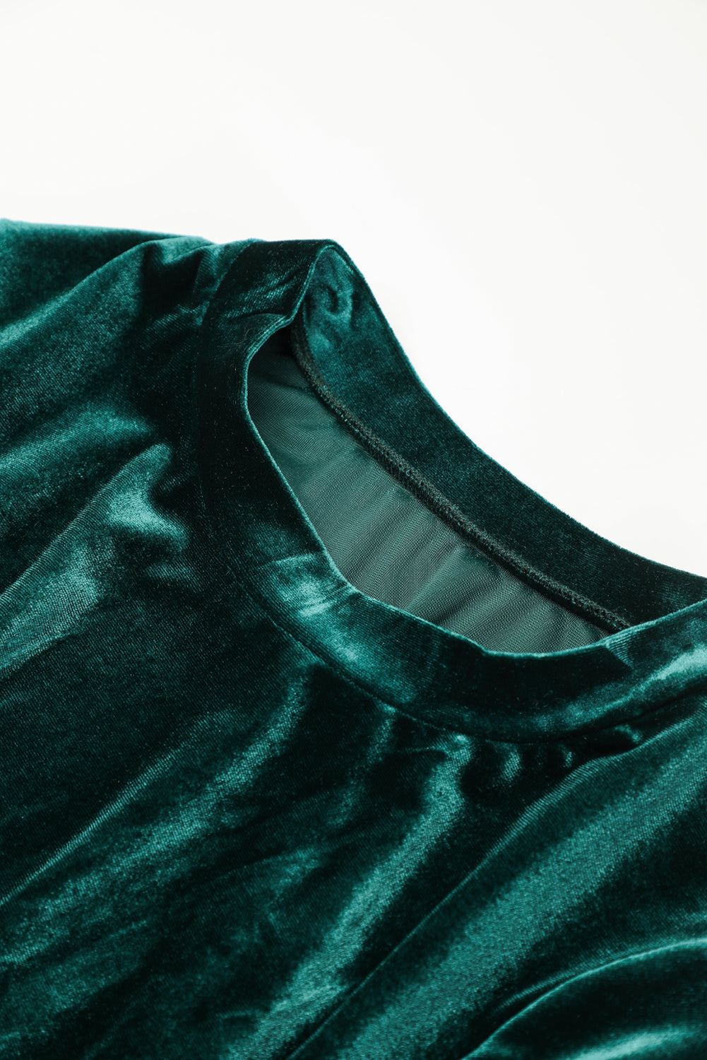 Zelena žametna obleka z naborki in oprijetimi rokavi