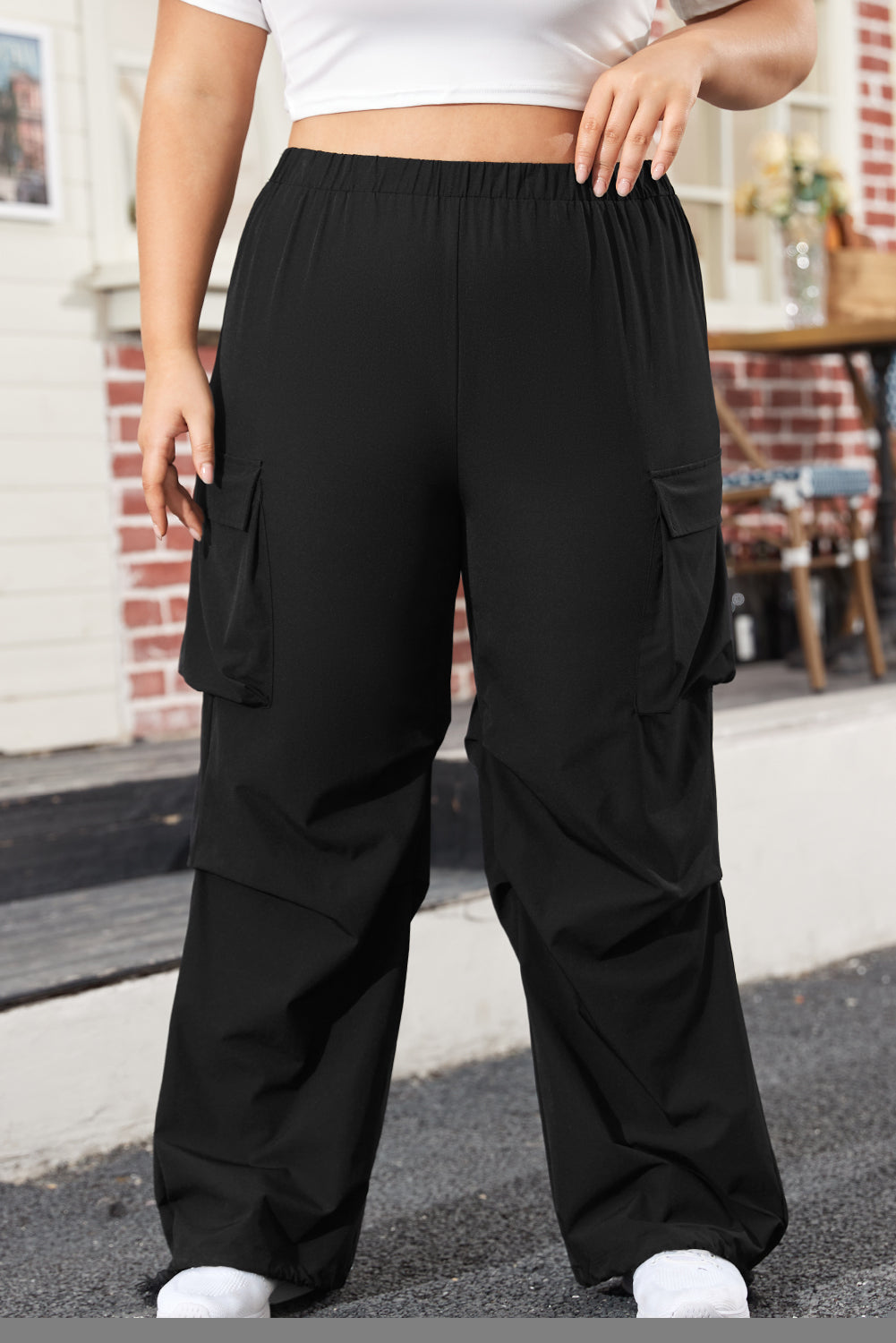 Crne kargo hlače s preklopnim džepom i elastičnim pojasom veće veličine
