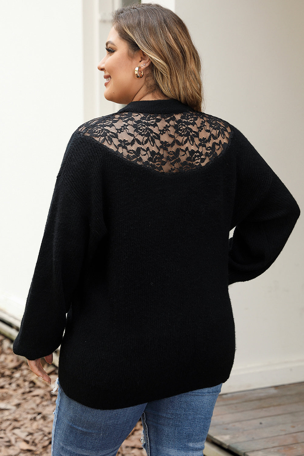 Schwarzer Pullover mit hohem Kragen aus geripptem Strick und Spitzenspleißen in Übergröße