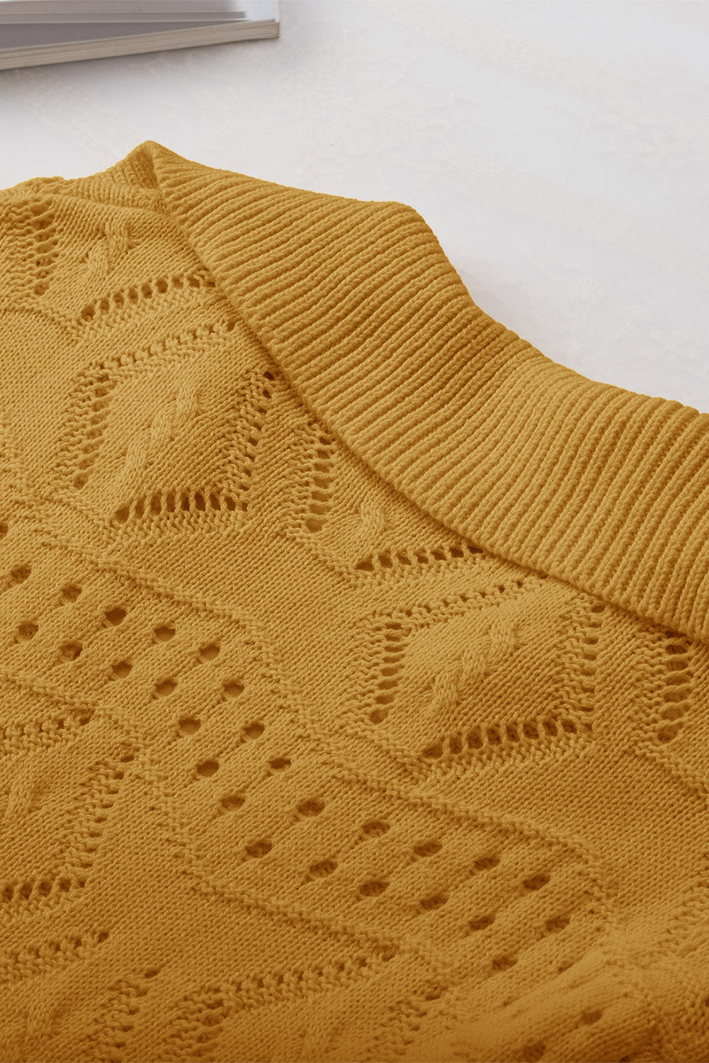 Khakifarbener Strickpullover mit ausgehöhltem Muster und V-Ausschnitt