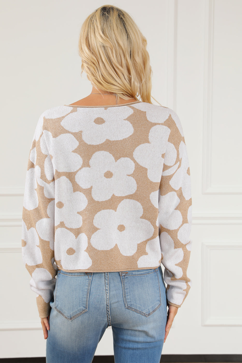 Kurzer Pullover mit Blumenmuster in hellem französischem Beige