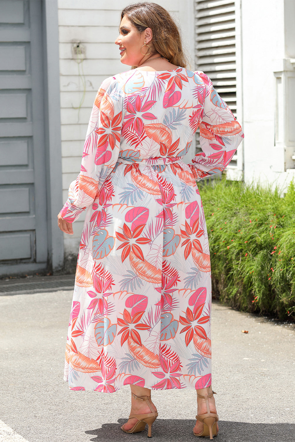 Večbarvna dolga obleka s potiskom tropskih dlani in visokim pasom