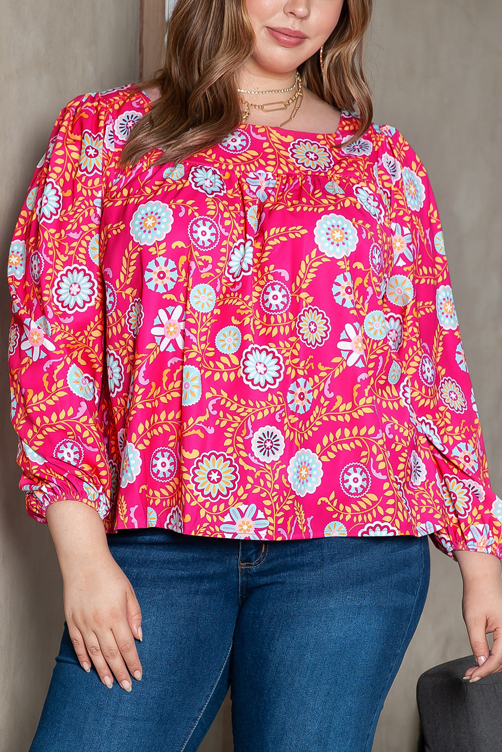 Ružičasta cvjetna bluza s četvrtastim izrezom veće veličine