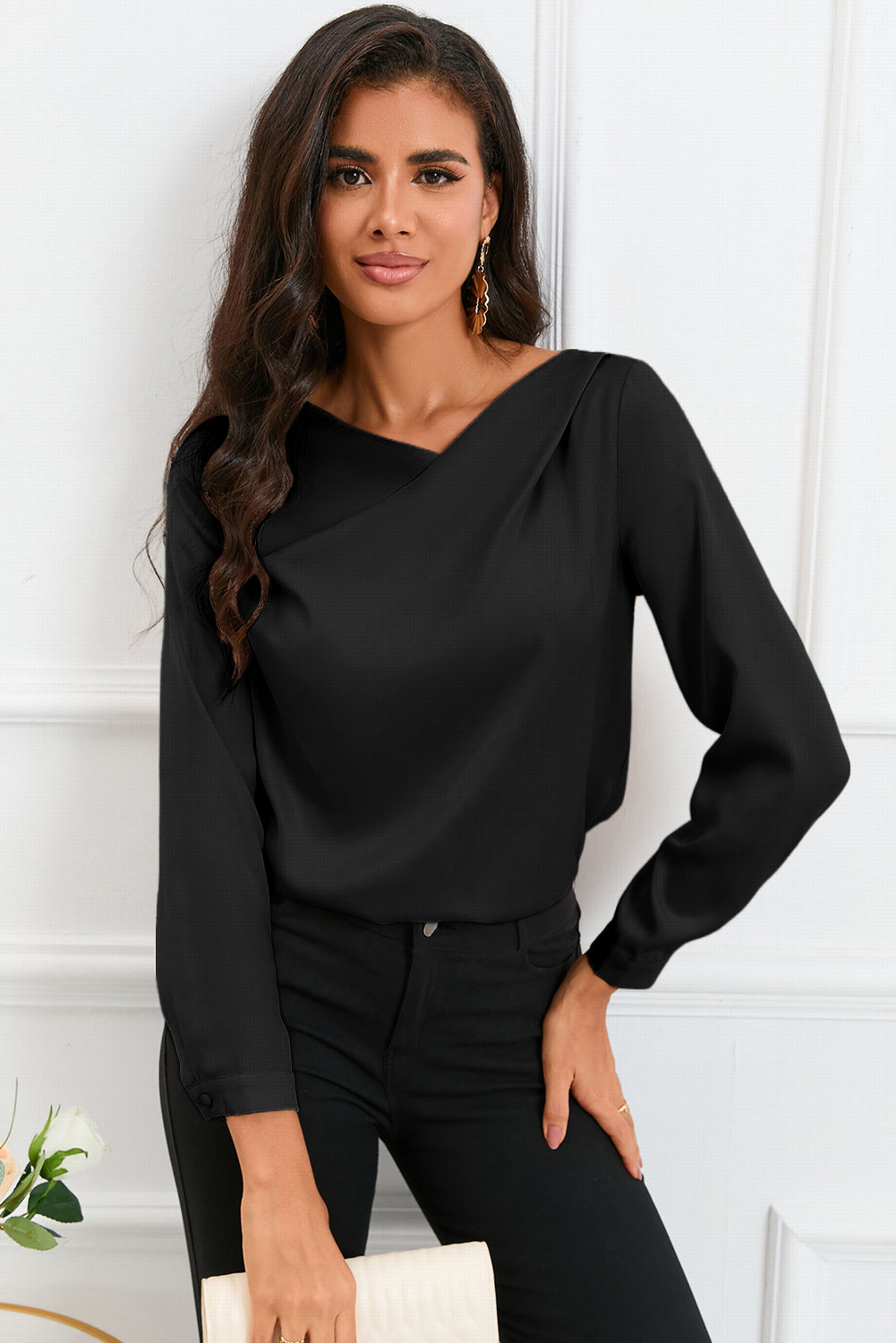 Črna enobarvna satenasta bluza z dolgimi rokavi, asimetričnim v-izrezom