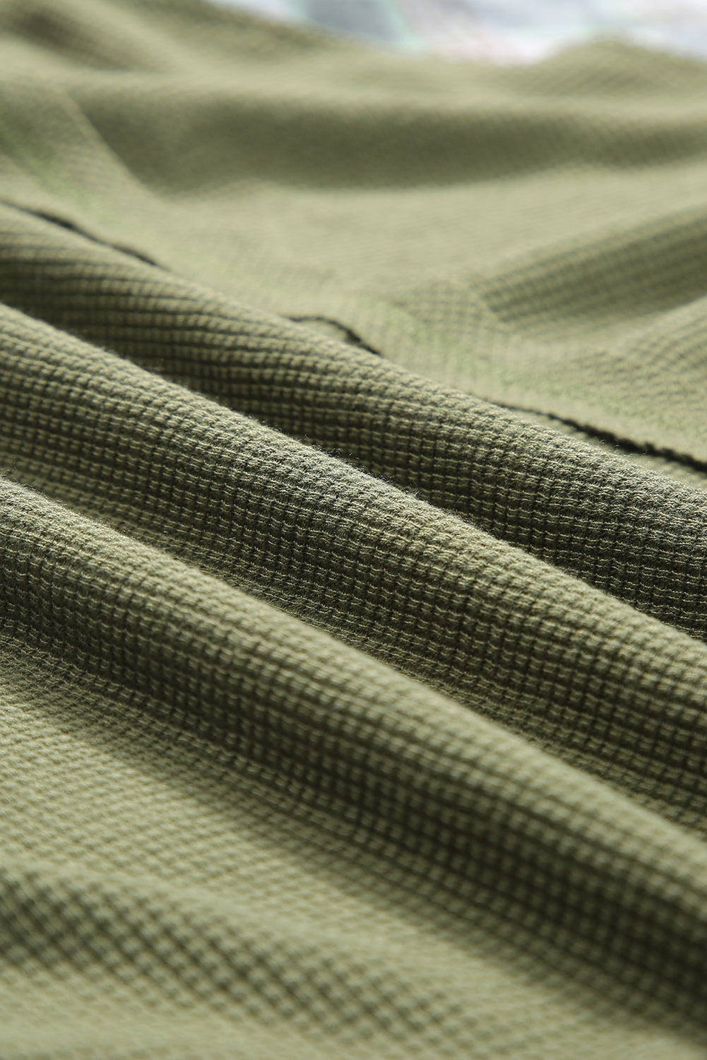 Bela karirasta majica z vafelj pletenimi izpostavljenimi šivi z mehurčastimi rokavi