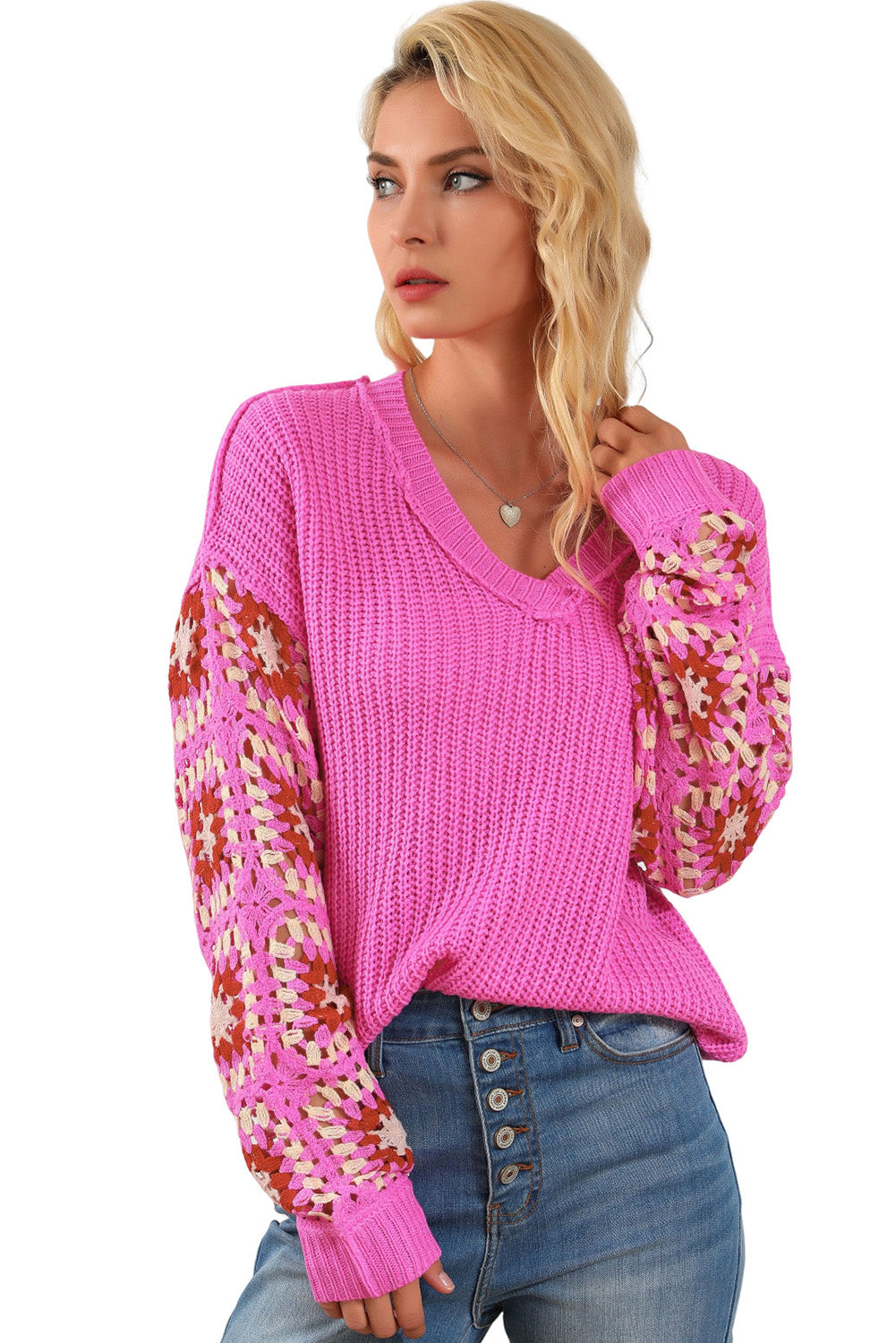 Kvačkani pleteni pulover z v-izrezom z rožnatim cvetjem