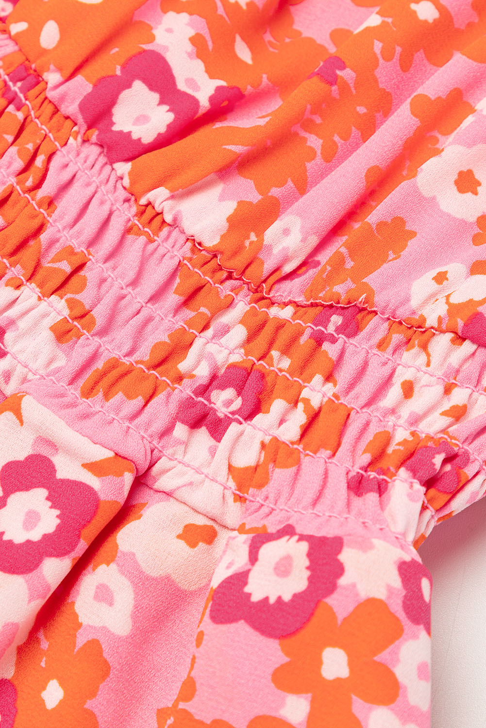 Ružičasta haljina s V izrezom i kratkim volanima na više razina