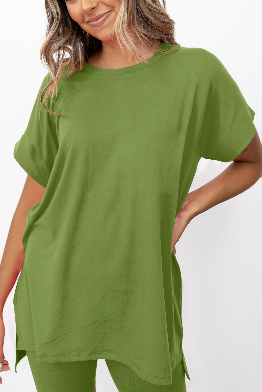 Spinatgrünes Set aus einfarbigem Tunika-T-Shirt mit geteiltem Saum und engen Shorts