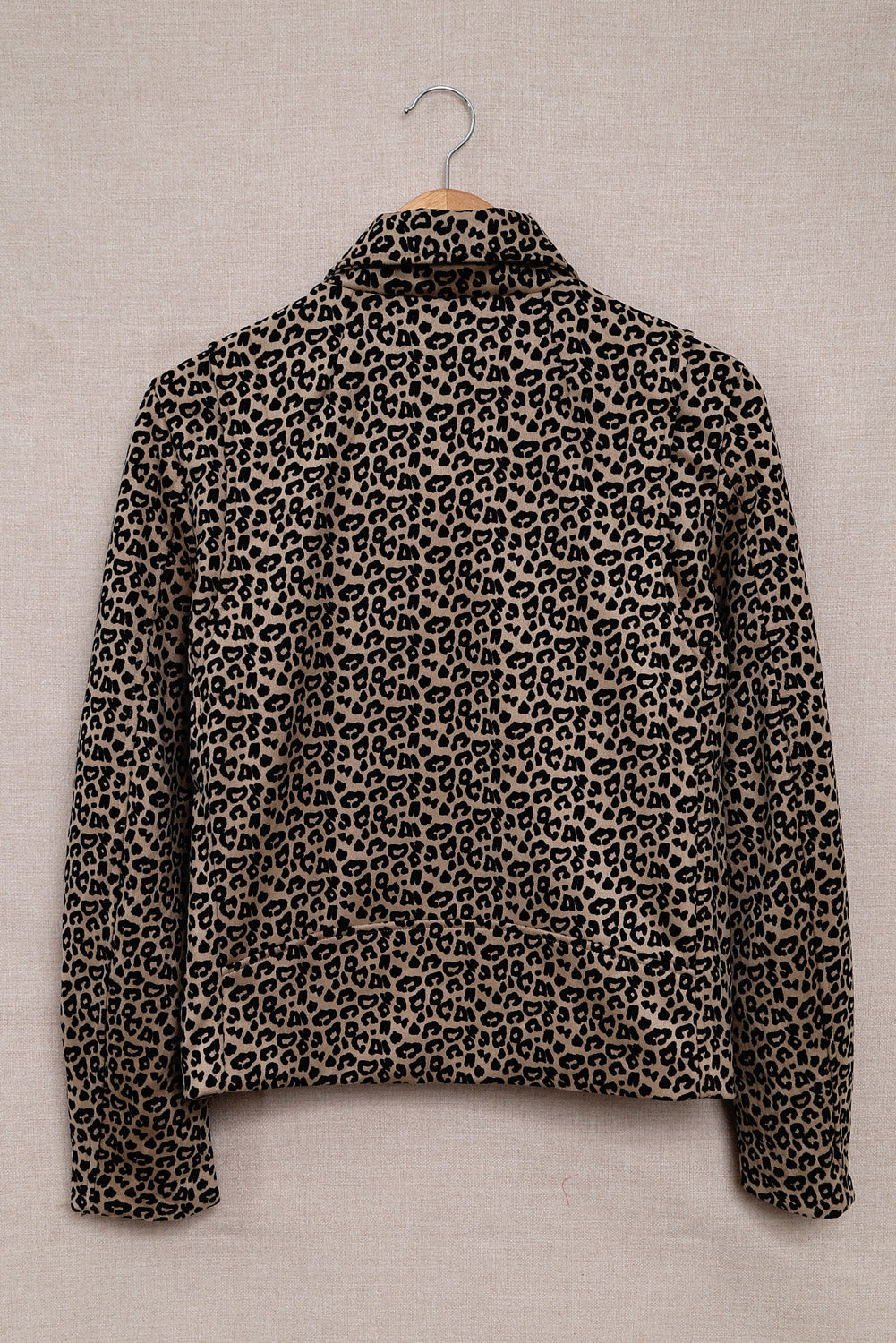 Kratka jakna s urezanim ovratnikom s leopard patentnim zatvaračem